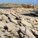 Imbricated blocks of medium size can be found along the entire coast between Fins and Sur, see hammer for scale.
